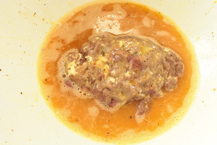 Печеночная отбивная с грибами и моцареллой