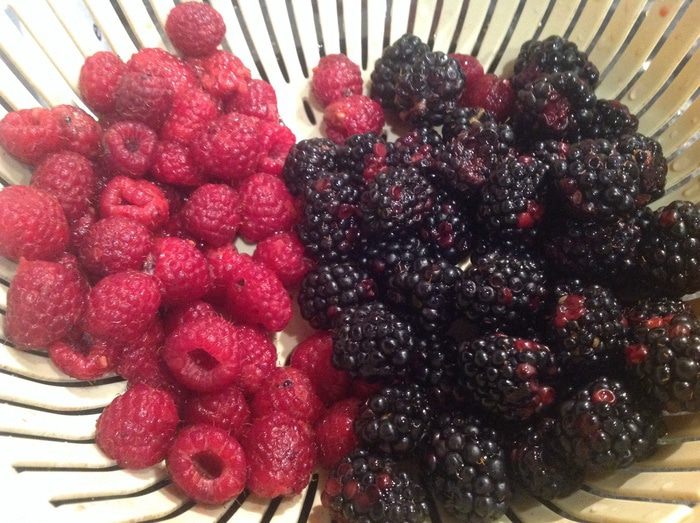 Шоколадный торт с ежевикой и малиной