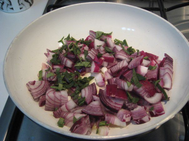 Куриная грудка &amp;quot;Красный лук, шалфей и чернослив&amp;quot;