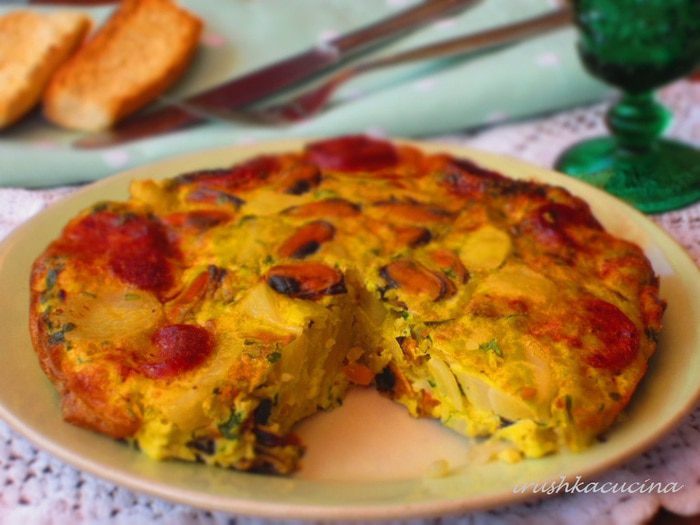 Фриттата с картофелем, мидиями и чоризо 