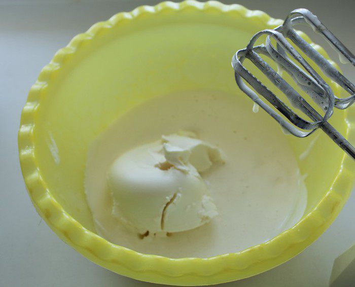 Пирог с маскарпоне и сливой