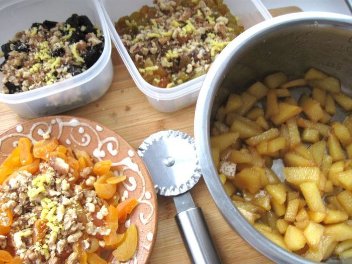 Кольцевой пирог с айвой, сухофруктами и орехами