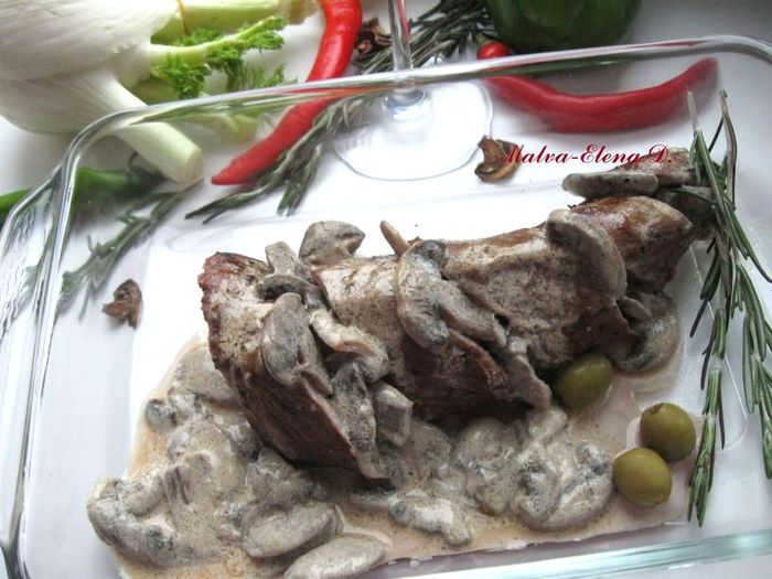 Сочная телячья вырезка по-французски с шампиньонами