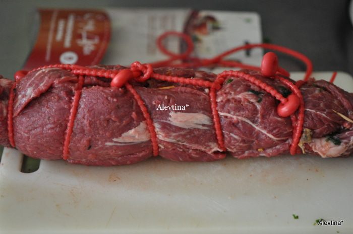 Говяжий рулет с грибами и беконом