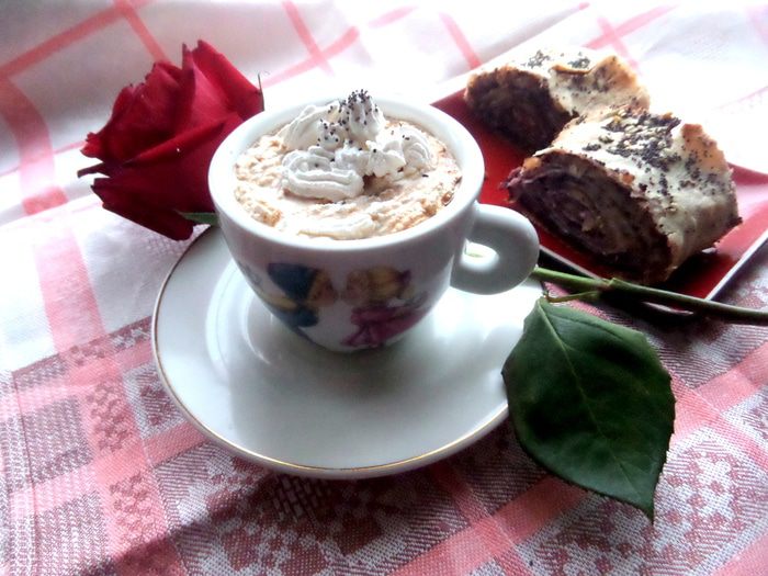 Карамельный кофе под сливочной шапочкой