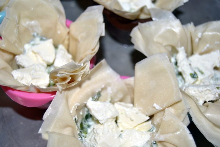 Корзиночки со шпинатом и карамельным луком