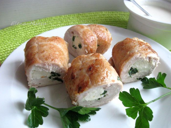 Куриные рулетики с сырным соусом