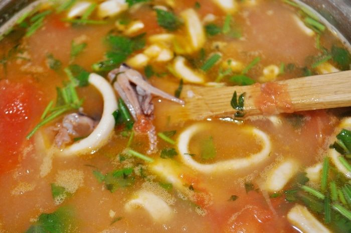 Томатный суп с морепродуктами и рисом