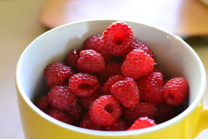 Творожный торт-мусс с ягодами в белом шоколаде