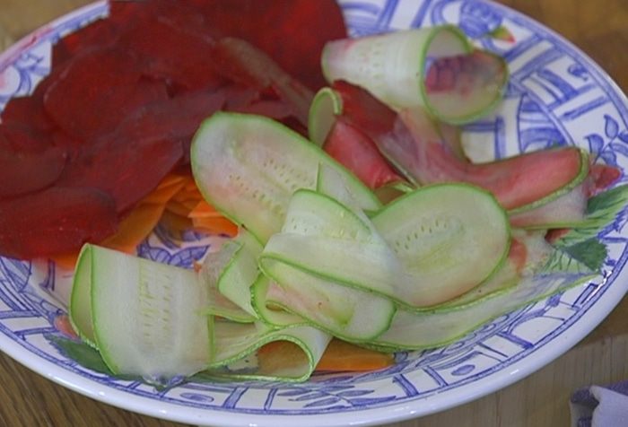 Салат из свежих овощей с мятой