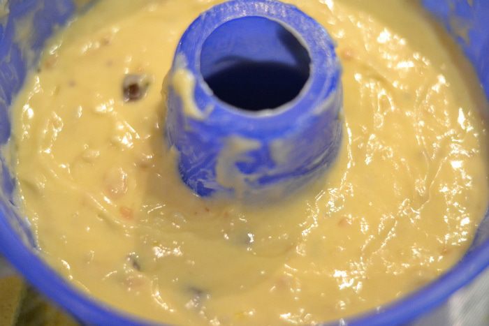 Пушистый ванильный кекс с миндалем и кусочками шоколада