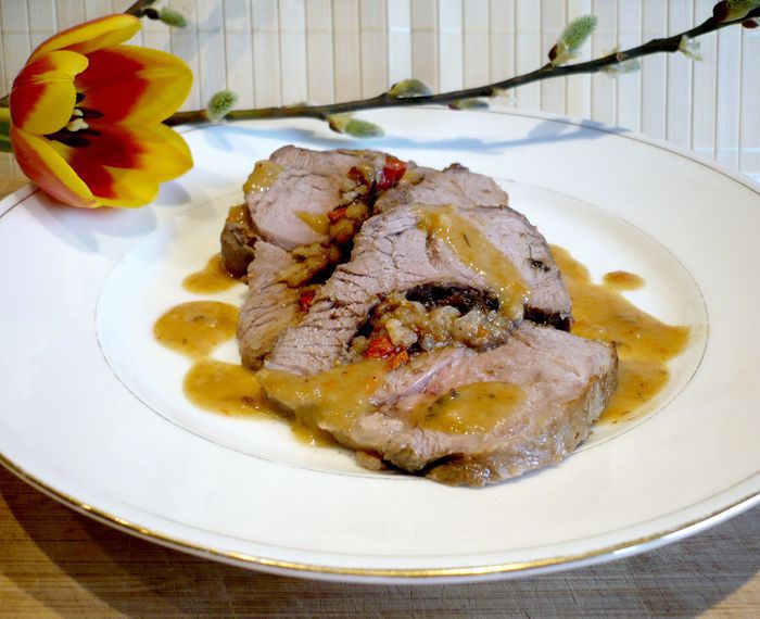 Бедрышко ягненка, фаршированное барбарисом и черносливом