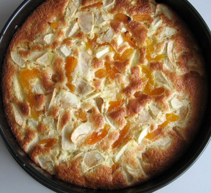 Пирог с яблоками и курагой