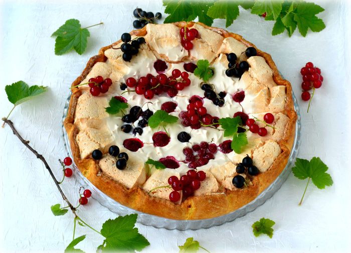 Галета с безе и ягодами