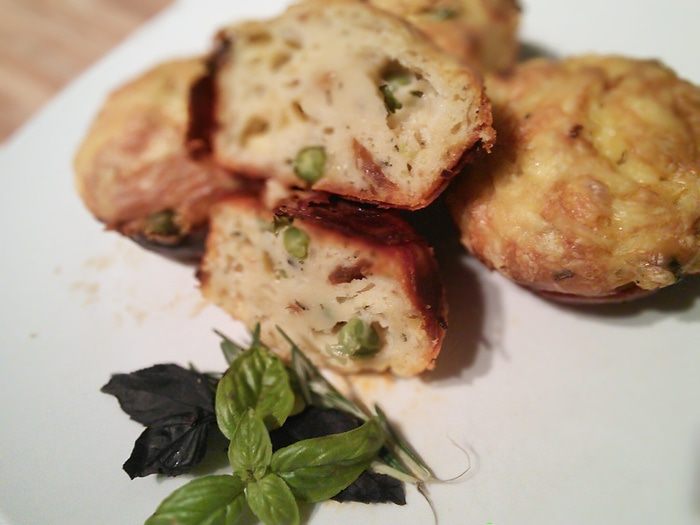 Закусочные маффины в стаканчиках из чоризо-салями