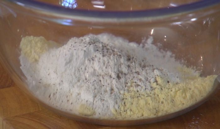 Сэндвич с рыбой в кляре и листьями салата 