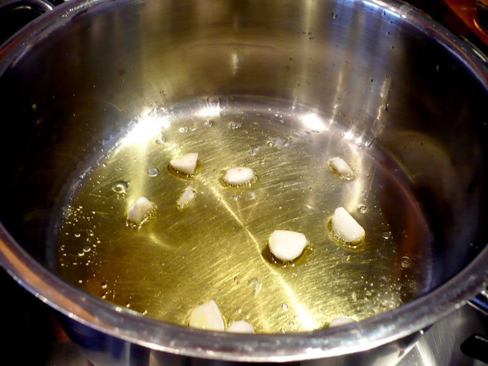 Рыбка, запеченная в томатном соусе с маслинами и каперсами