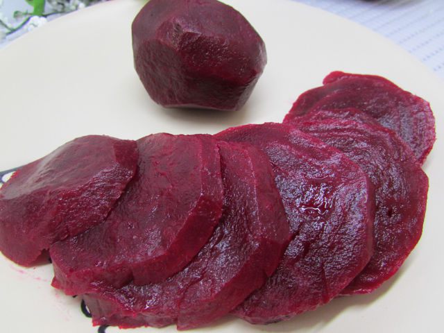 Бутерброды с лососем, свеклой и авокадо