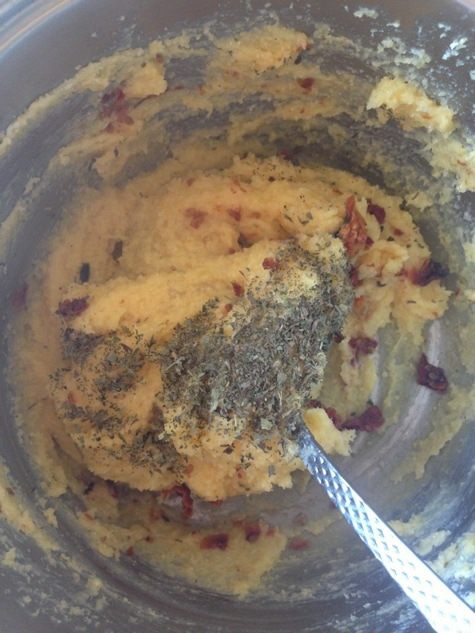 Закусочные тарталетки из поленты с козьим сыром и помидорками черри