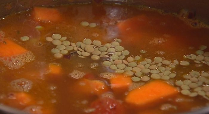 Суп с тыквой, сладким картофелем и чечевицей 