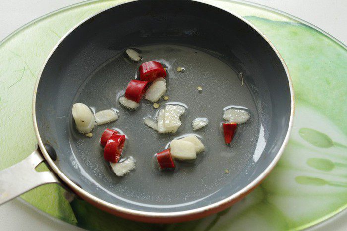 Хлеб с тыквой, чесноком и перцем