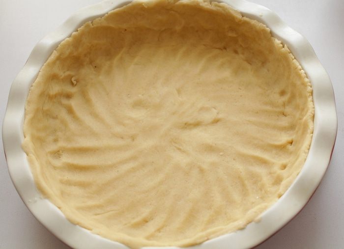 Тарт с белым шоколадом и брусникой