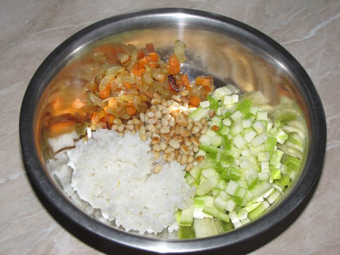 Фаршированный перец с кедровыми орешками в сливочно-сметанном соусе