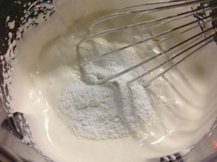 Сливочно-белковый десерт с фундуком