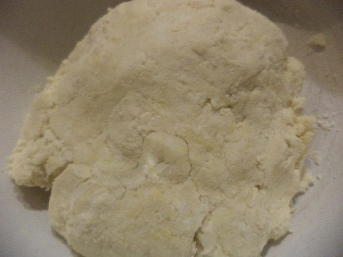 Луковый пирог с сыром и вином