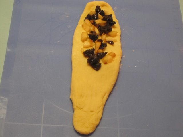 Булочки с начинкой из чернослива и яблок