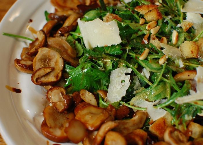 Зеленый салат с жареными грибами и кедровыми орешками