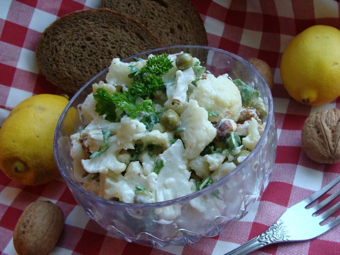 Салат с цветной капустой, горошком и орехами