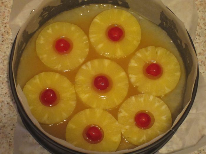 Перевернутый пирог с ананасами и карамелью