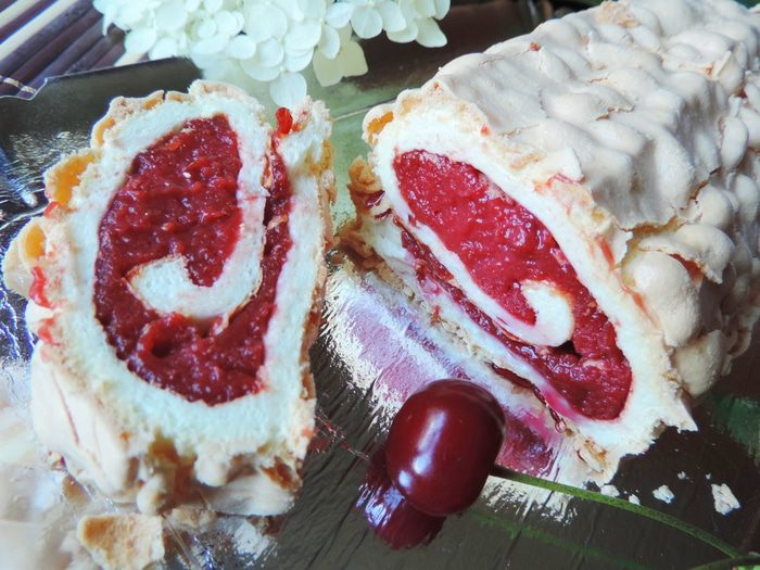 Меренговый рулет с вишневым курдом