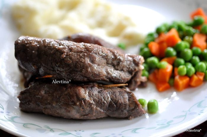 Мясные рулеты с орехами и вялеными помидорами