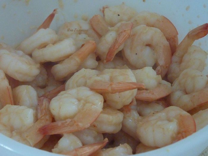 Салат с креветками и орехами пекан