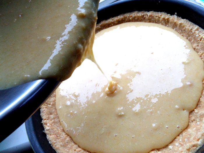 Песочный пирог с кремом на сгущенке