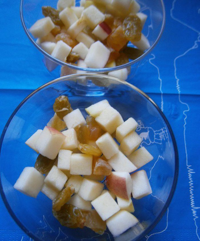 Яблочный салат с изюмом, персиком и кокосовым йогуртом