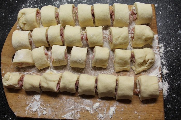 Слойки с ветчиной и моцареллой