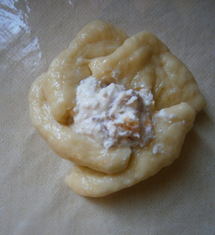 Пирог из картофельного теста с творогом и беконом