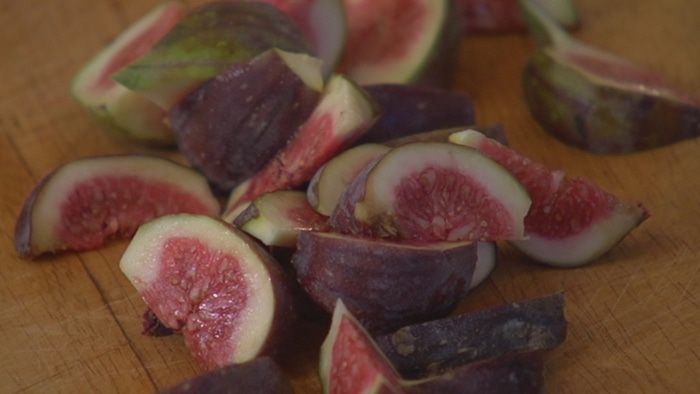 Салат из инжира с фасолью и орехами пекан 