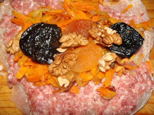 Мясной рулет с сухофруктами