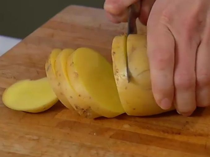 Картофельные мини-сэндвичи с котлеткой из ягнятины 