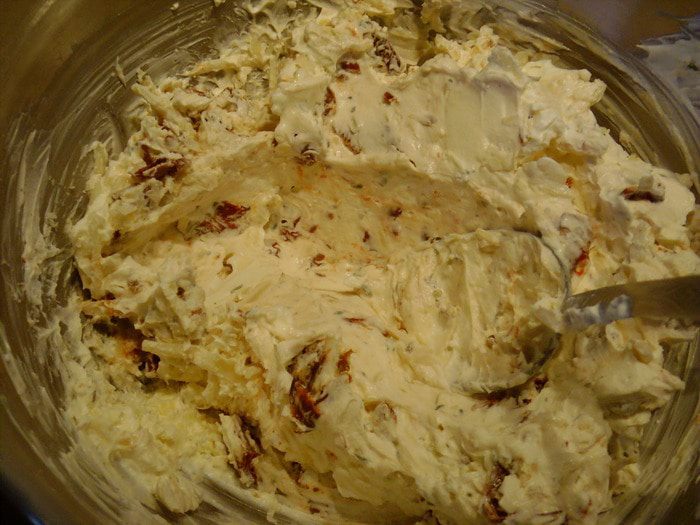 Рулет-суфле с пармезаном и вялеными томатами