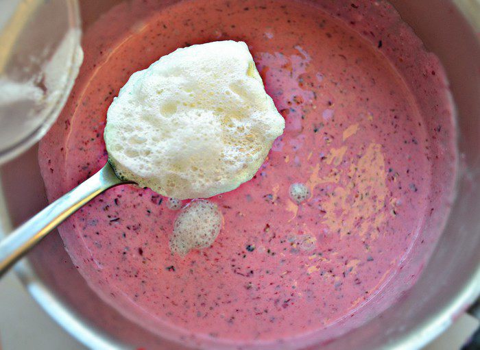 Творожное суфле с черной смородиной