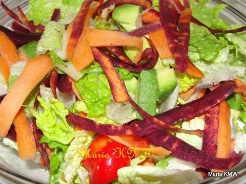 Салат с фиолетовой морковкой, зернышками граната и пармезаном