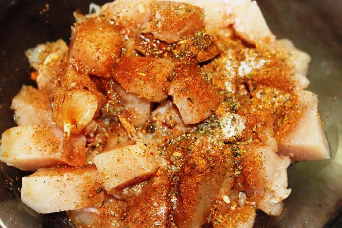 Курица, запеченная с тыквой и виноградом