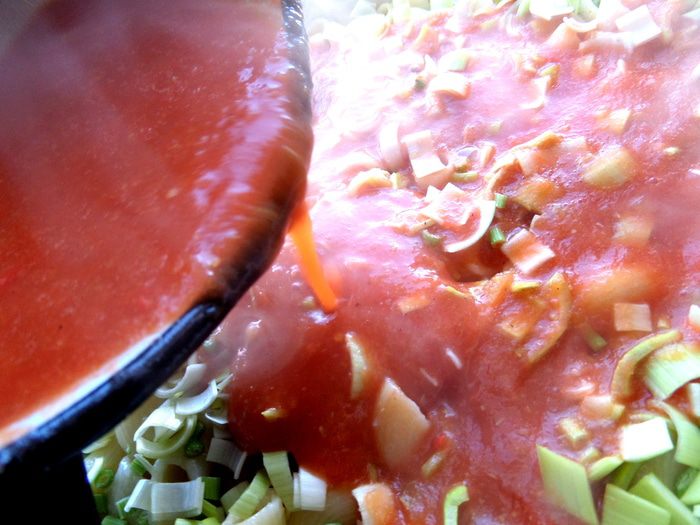 Баварские колбаски с итальянской пастой под сырным штрейзелем