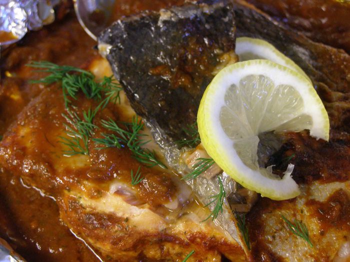 Филе лосося в красном соусе