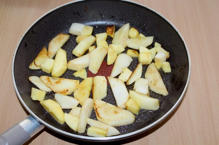 Печень с яблоками и луком